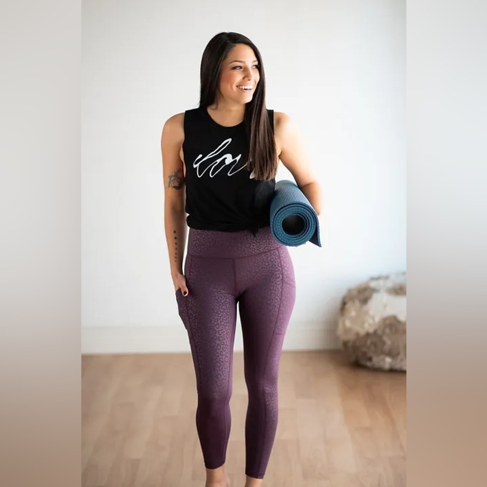 NWOT Love Her Slimming Vino Leopard Embossed 7/8 Legging